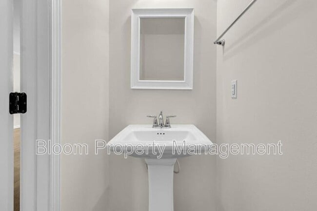 Building Photo - 1660 Bridwell Ln