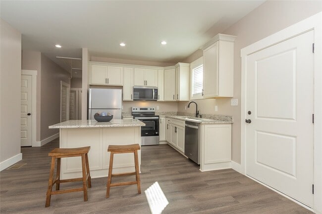 Building Photo - 413 W 2nd Ave