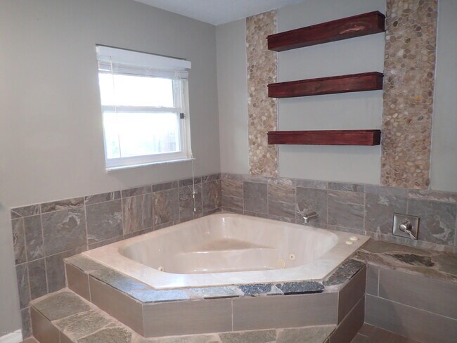 Building Photo - 525 Hidden Creek Dr