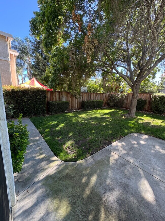 Building Photo - Gorgeous 3 Bedroom, 2 1/2 Bathroom Home in Perfect Brentwood Location
