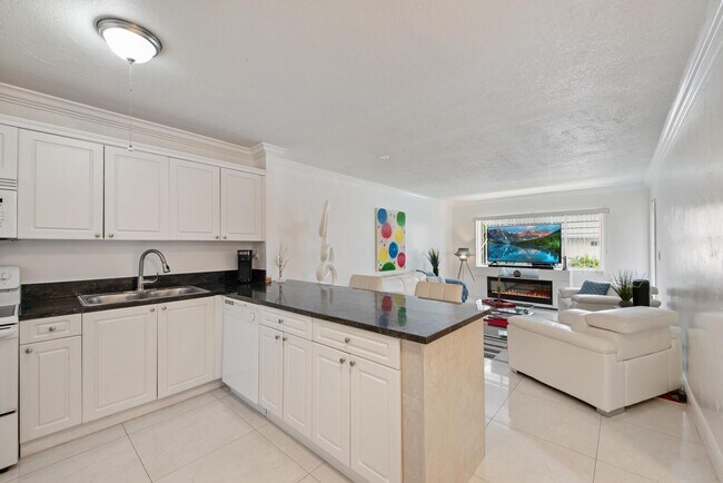 Building Photo - 2581 Garden Dr N