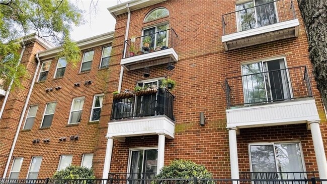 Building Photo - Ghent on the Square