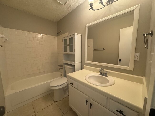 Building Photo - Gulf Breeze - Greenbriar Estate - 2 bedroom, 1 bathroom