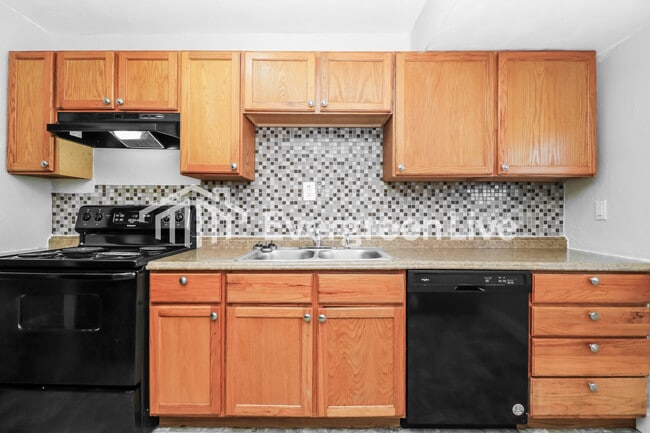 Building Photo - 725 Tyson Dr