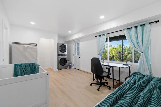 Building Photo - 5048 Bluff Pl