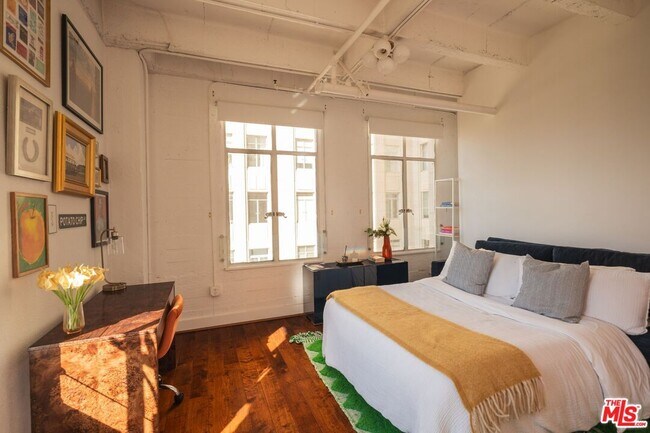 Building Photo - 6253 Hollywood Blvd