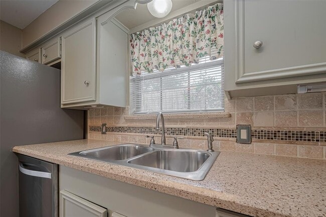 Building Photo - 2027 Briar Ridge Dr