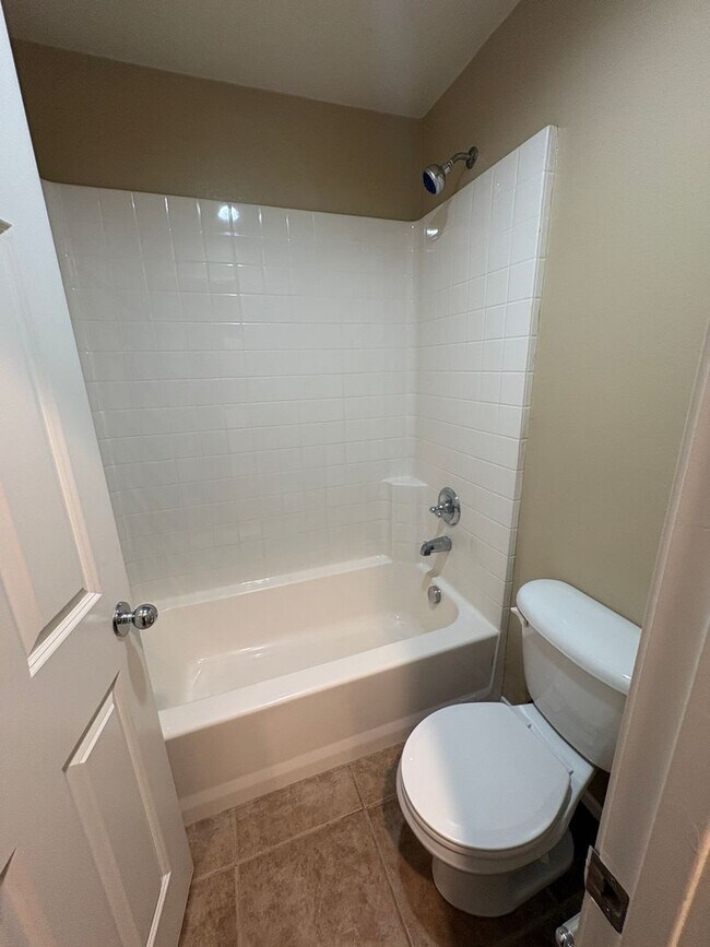 Building Photo - 3 bedroom, 2.5 bath Home located in the Gated College Lane Community in Redlands, CA