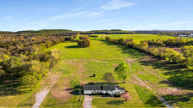 Building Photo - "Charming 3-Bedroom Haven with Spacious 2200 Sq Ft Layout in Lascassas, TN!"