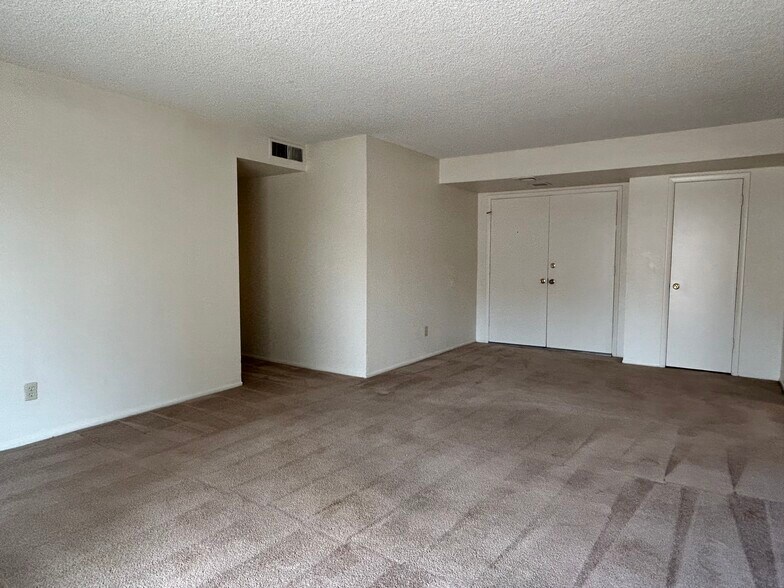 Building Photo - 1653 W Plana Ave