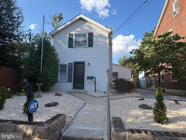 Building Photo - 419 Walnut St