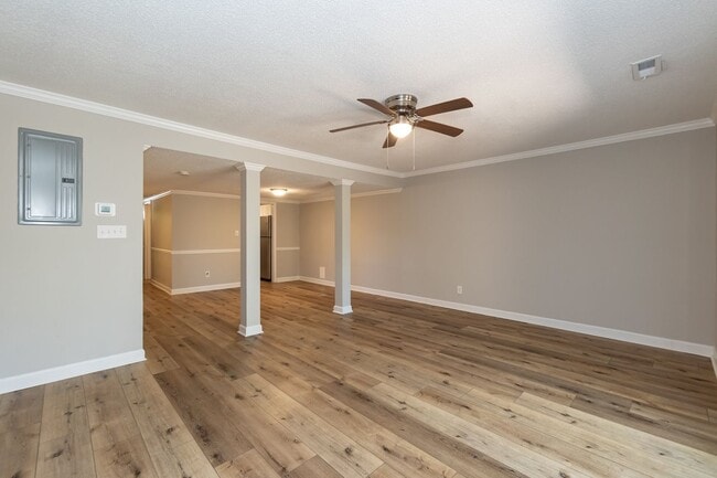 Building Photo - Two Bedroom Home!