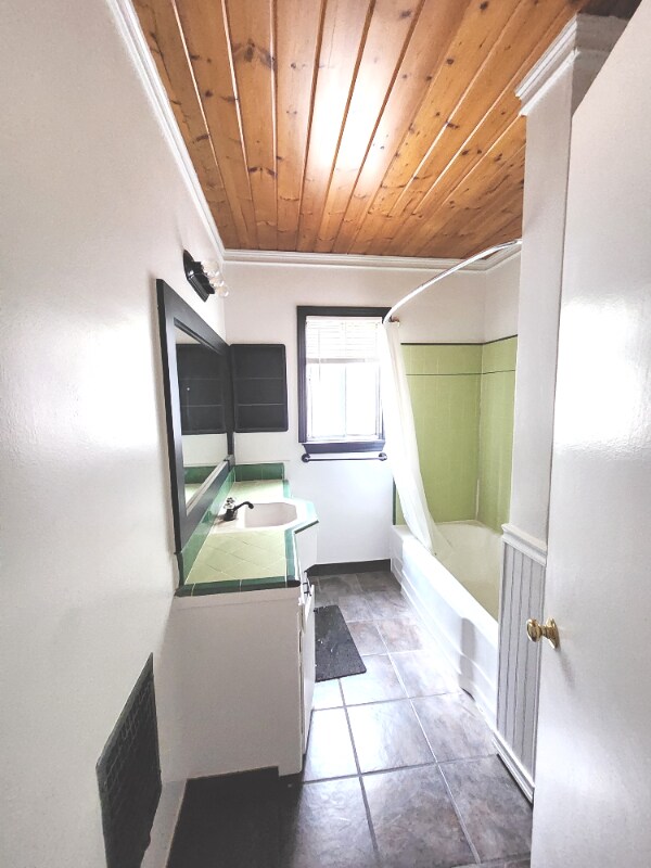 Building Photo - 1850 N La Brea Ave