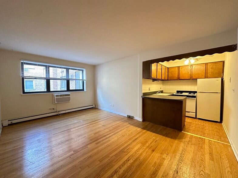 Building Photo - 533 W Aldine Av