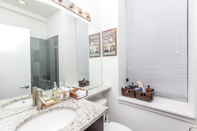 Building Photo - Condo Quality 1Bed/1 Bath in Hot Bucktown/Wicker Park Location! Central Air & In-Unit Laundry!