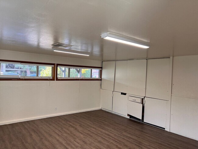 Building Photo - 3 Bedroom w/ Bonus Room on Westside Redding