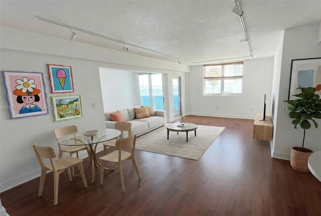 Building Photo - 7501 E Treasure Dr