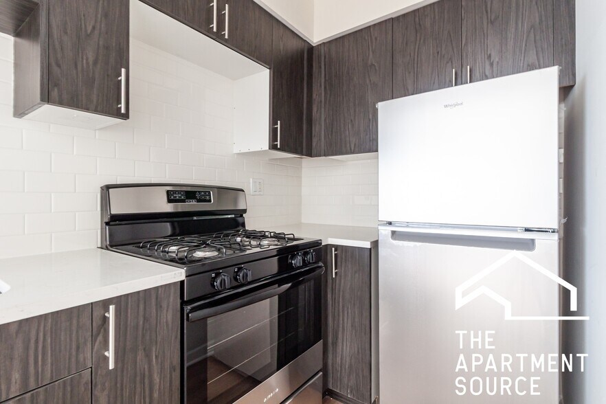 Building Photo - 5917 N Kenmore Ave