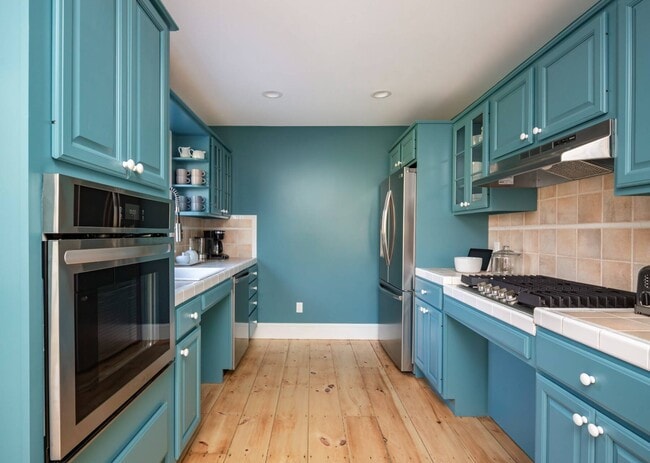 Building Photo - 212 Meadows W