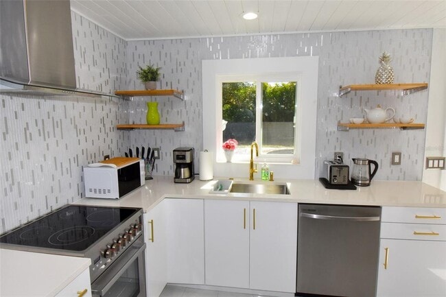 Building Photo - 2450 Hawthorne St