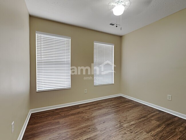 Building Photo - 2330 Antoinette Way