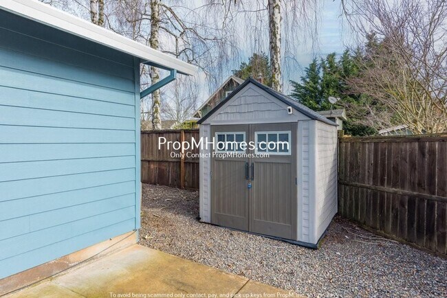 Building Photo - Updated Three Bedroom Gem in Oregon City!