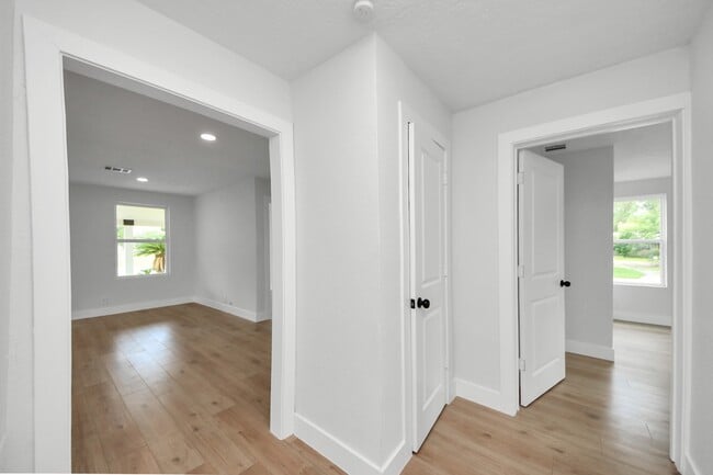 Building Photo - 501 Schilling Ave