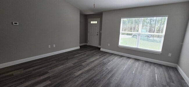 Building Photo - 211 Oak Ln Cir