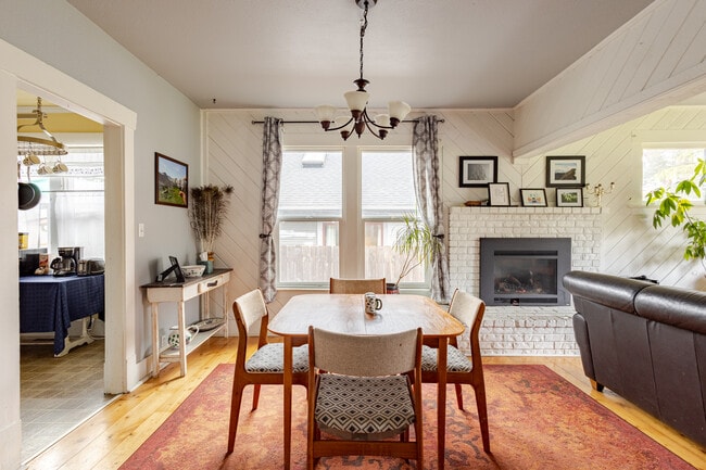 Building Photo - Charming 2-Bedroom Home Near Downtown Bellingham – Private Yard & Cozy Living