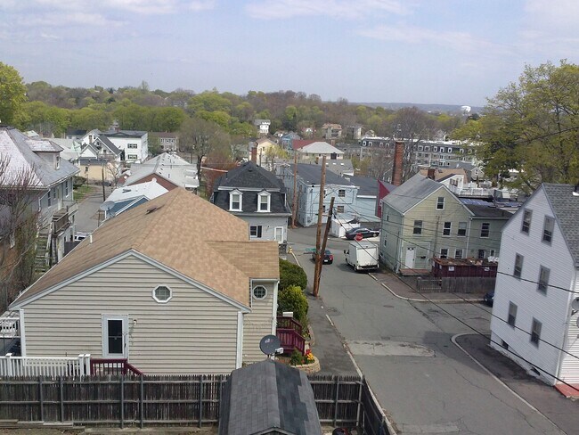 Building Photo - 19 Nichols St