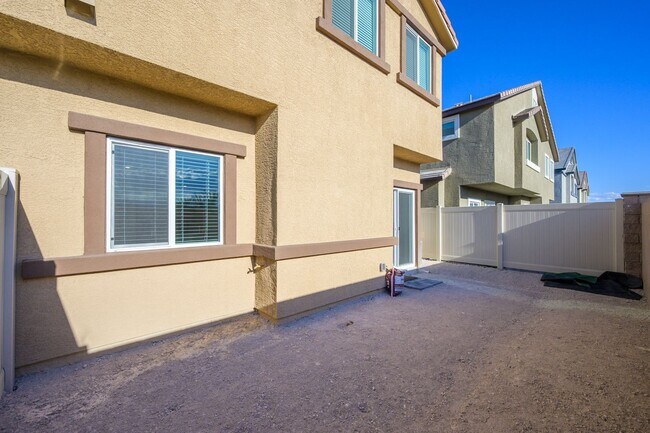 Building Photo - NW 3 Bedroom Townhouse!! Gated Community Pool!! 2 Car Garage!!! No Carpet downstairs.