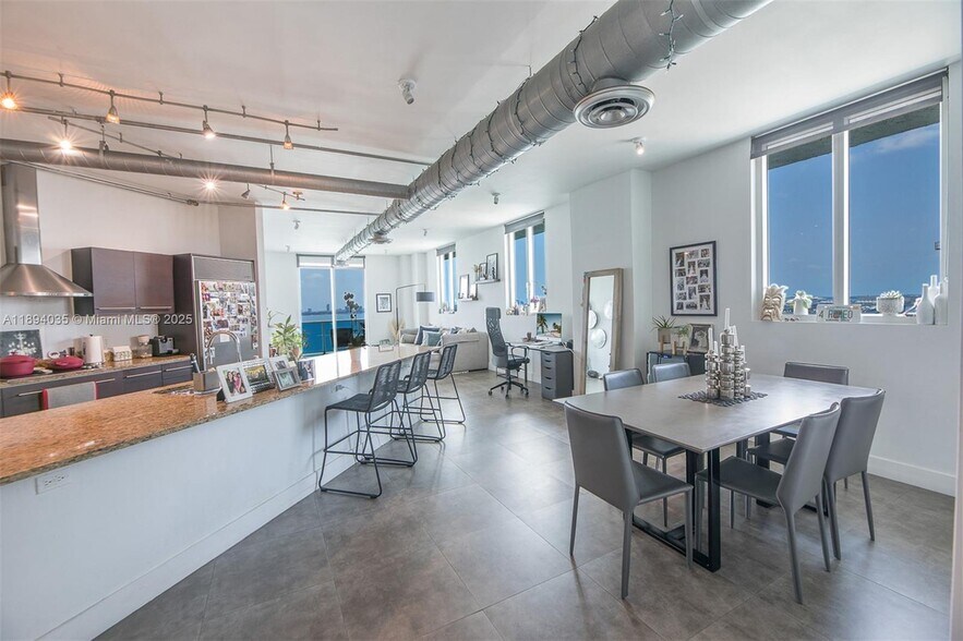 Primary Photo - 700 NE 25th St