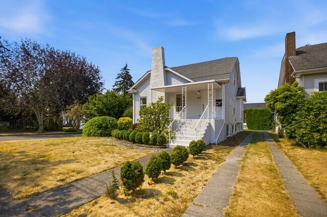 Building Photo - Steps from Green Lake ,6 bed 3 bath home with 2 kitchens and 2 laundry rooms.