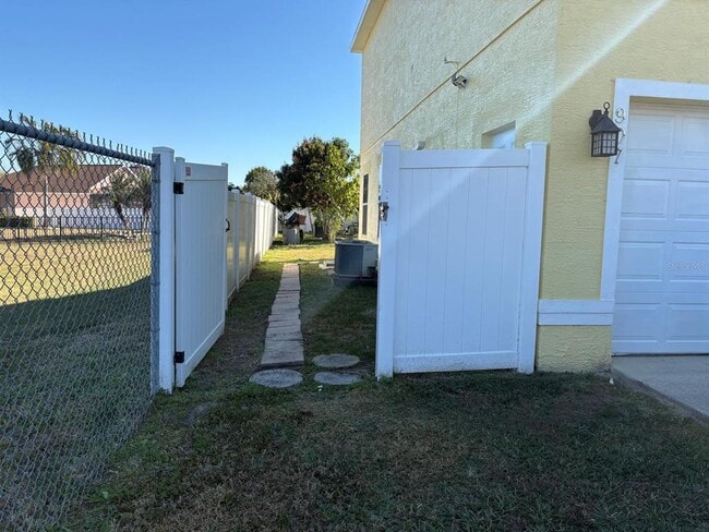 Building Photo - 907 Girard Dr