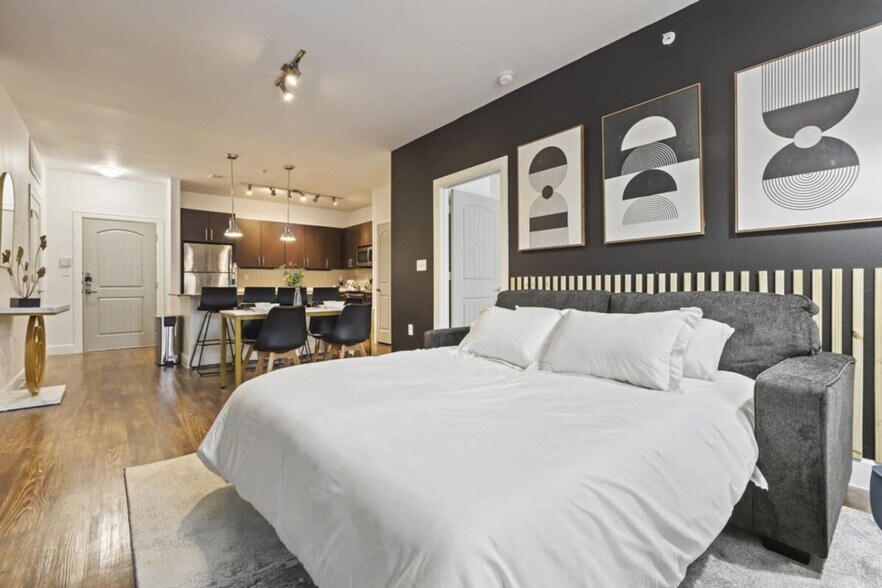 Building Photo - 5720 Town and Country Blvd