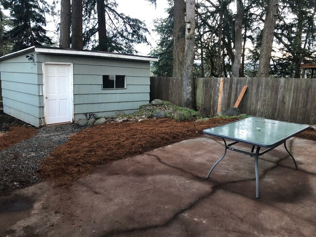 Building Photo - 2 Bed / 1 Bath House in Quiet West Salem H...