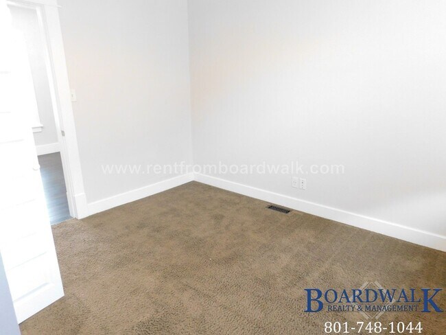 Building Photo - 657 Warnock Ave