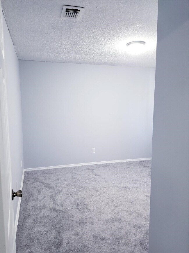 Building Photo - 8631 Valley Ledge Dr