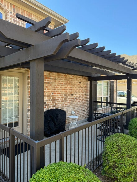 Building Photo - 5683 Hummingbird Ln