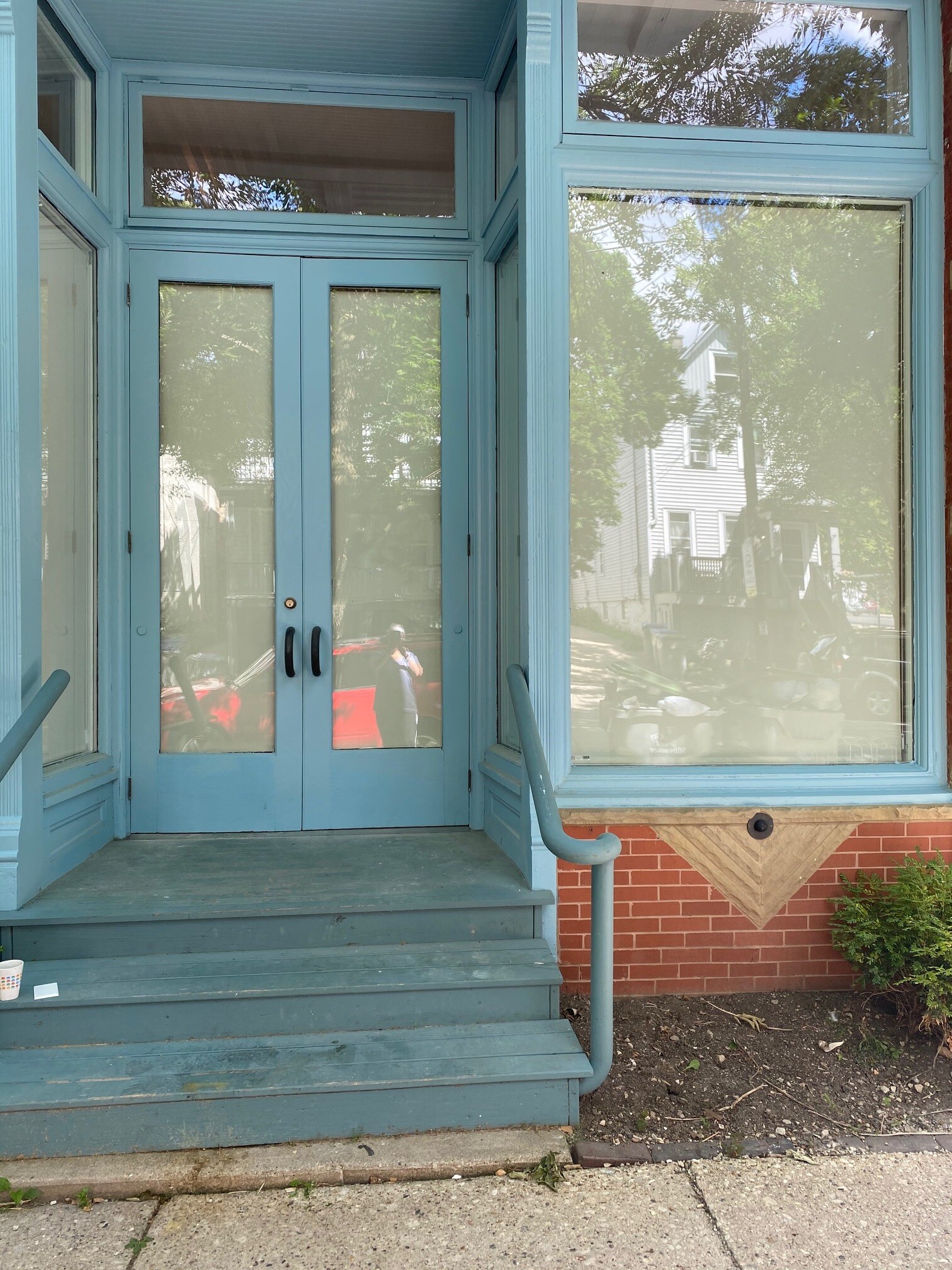 Front with blinnds down - 1728 N Franklin Pl