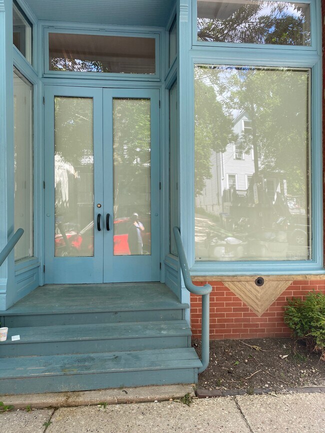 Front with blinnds down - 1728 N Franklin Pl