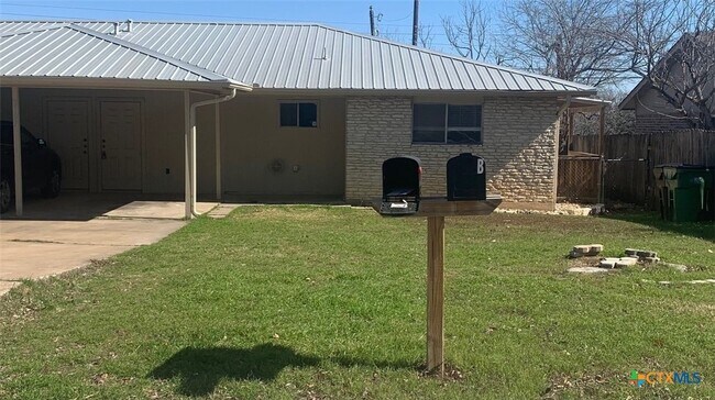 Building Photo - 2107 Magnolia Dr