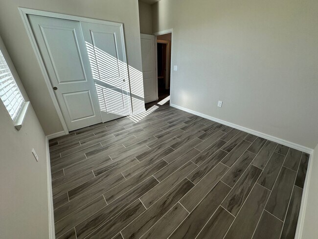 Building Photo - NW Cape Coral Home 4 Bedroom/ 2 Bath/ 3 Ca...