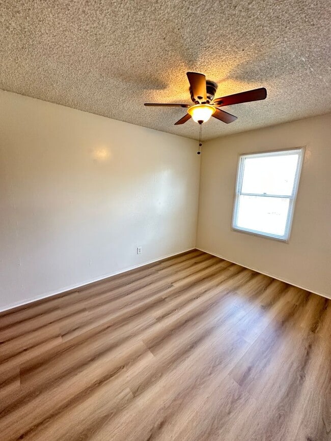 Building Photo - Beautiful House 3RB/1BA Single Family Home with 2 Car Garage & Large Fenced Backyard.