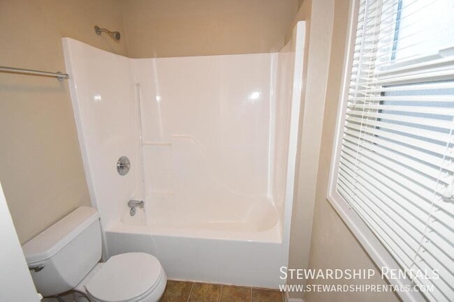 Building Photo - 1376 W 6th Ave