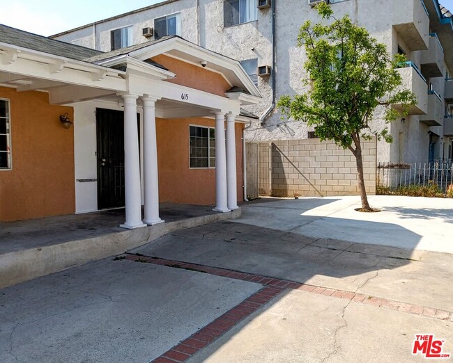 Building Photo - 615 N Oxford Ave