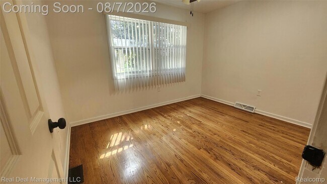 Building Photo - 553 S Stirling
