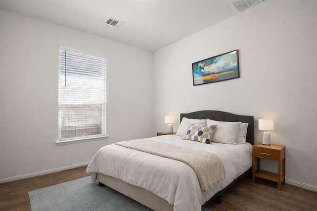 Building Photo - 104 Camella St