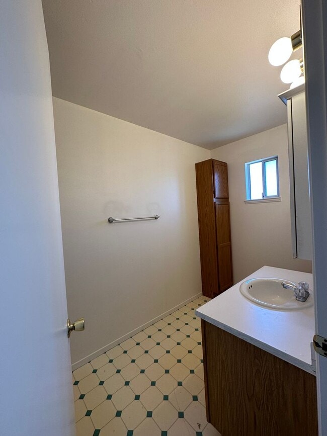 Building Photo - Top Floor of Benicia Duplex