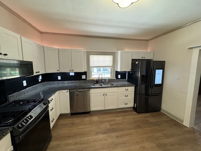 Building Photo - Charming Hillsborough Ranch with Landscapi...